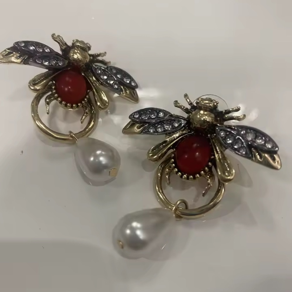 NEW!
Vintage Bee Jewelry Set – Necklace & Earrings - Picture 13 of 14